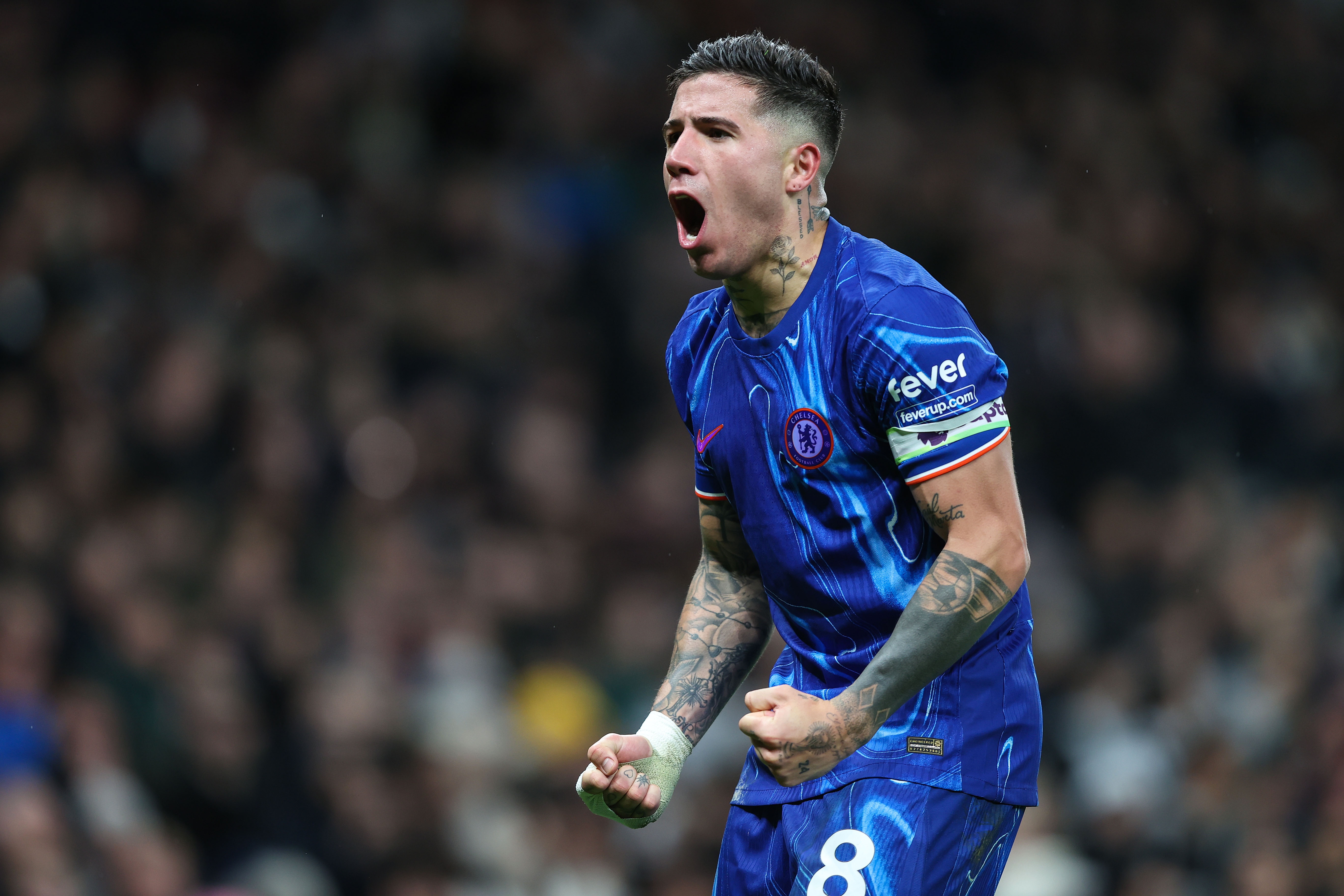 英超赛程吃紧，费耶诺德关键时刻单刀错失，球迷炸锅，阵容厚度经受考验