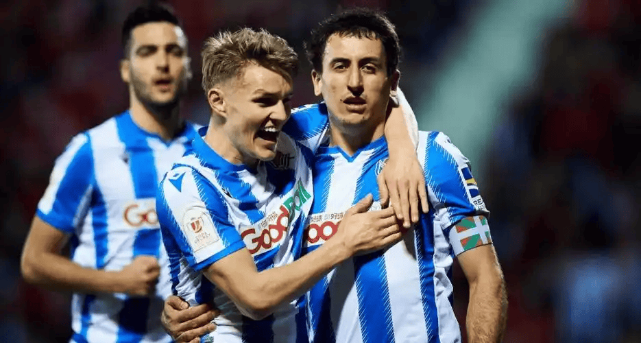 包含今夜足总杯焦点战，皇家社会造点机会，气氛紧张，临场指挥获称赞的词条